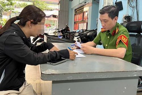 Đi lãnh tiền trúng vé số thay mẹ, cô gái hoang báo bị cướp để 'biển thủ'