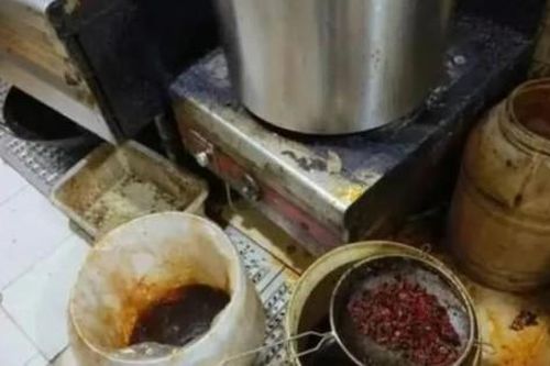 Kinh hãi phát hiện nhà hàng lẩu gom đồ ăn thừa bán lại cho khách