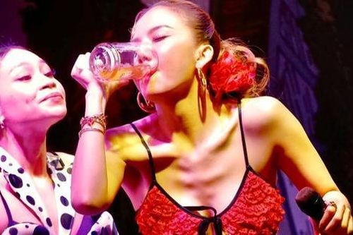 Nữ ca sĩ đi diễn, bị ép uống rượu để nhận 3 triệu tiền boa