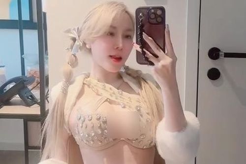 Vợ DJ của Khắc Việt 'mặc như không mặc', khoe vóc dáng phồn thực