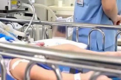 Vướng dây áo vào cầu trượt cháu bé 3 tuổi nguy kịch