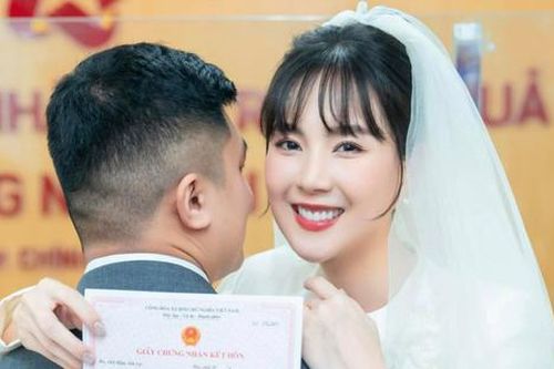MC Mai Ngọc đăng ký kết hôn, hé lộ hình ảnh đầu tiên của chồng thiếu gia