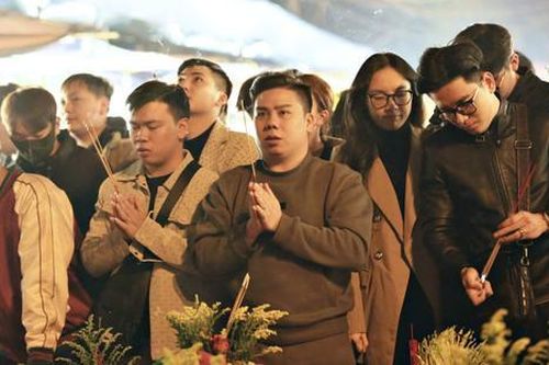 Chùm ảnh: Đúng 0h, Phủ Tây Hồ chật kín người trẻ đến cầu may ngày mùng 1 cuối cùng năm 2024