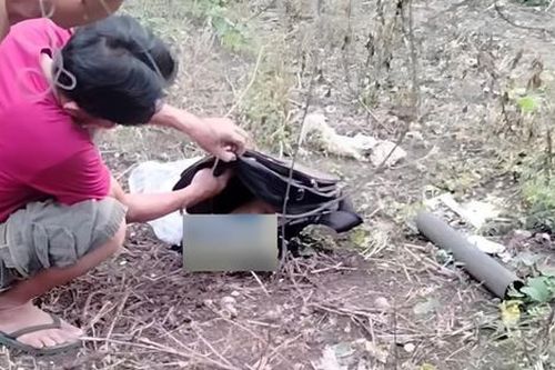 Nghe tiếng khóc yếu ớt, người dân phát hiện bí mật trong chiếc cặp đen trong vườn bưởi