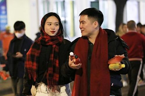 Hà Nội rét đậm, các cặp đôi diện đồ đông 'tay trong tay' chờ đón Countdown 2025