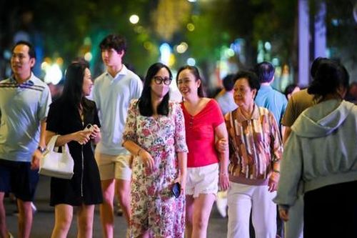 Người dân TP HCM phấn khởi 'trải thảm' đón chào năm mới 2025