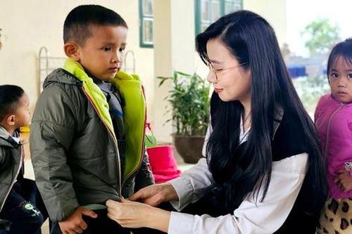 Diễn viên, họa sĩ Lương Giang mang áo ấm đến với trẻ em vùng cao