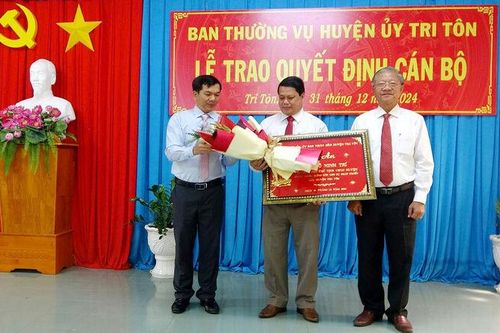 Tri Tôn trao quyết định 3 cán bộ