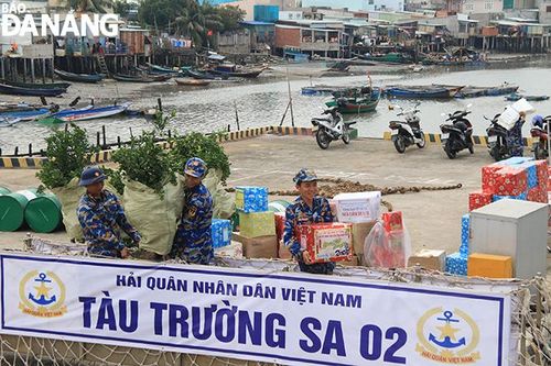 Đưa quà Tết từ đất liền ra đảo và các Nhà giàn DK1