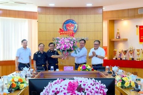 Chủ tịch UBND tỉnh Võ Tấn Đức thăm, động viên các đơn vị, doanh nghiệp ngày cuối năm