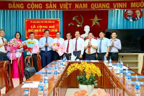 UBND tỉnh trao các quyết định về công tác cán bộ
