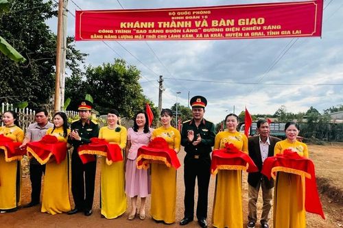 Binh đoàn 15 bàn giao công trình 'Sao sáng buôn làng' tại xã Ia Krăi