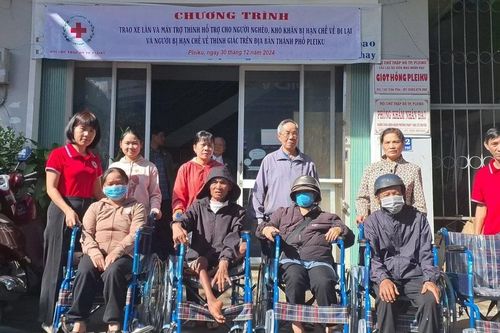 TP. Pleiku: Trao tặng xe lăn, máy trợ thính cho người khuyết tật có hoàn cảnh khó khăn