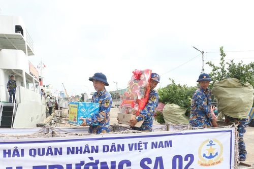 Khoảng 20 tấn hàng hóa, quà Tết sẵn sàng 'vượt sóng' đến các Nhà giàn DK1