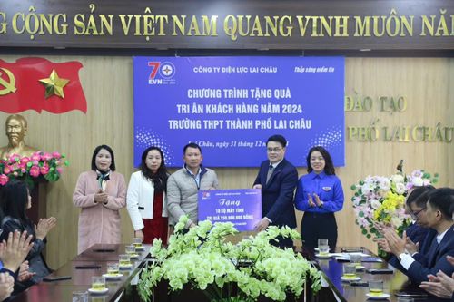 Trao tặng 10 bộ máy tính cho Trường THPT thành phố Lai Châu