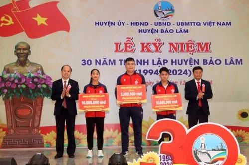 Bảo Lâm: Khen thưởng đột xuất 2 vận động viên phá 3 kỷ lục thế giới môn cử tạ