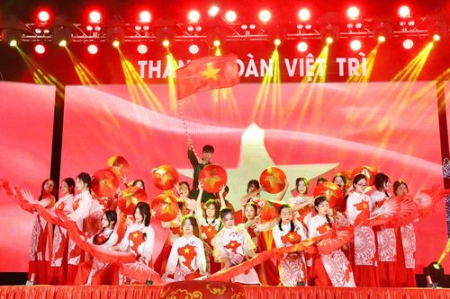 Sôi động chương trình nghệ thuật 'Chào năm mới 2025'