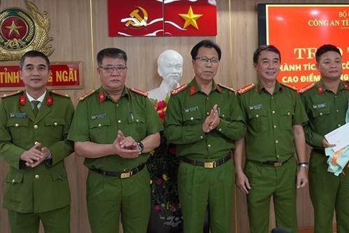 Trao thưởng thành tích bắt đối tượng cộm cán cưỡng đoạt tài sản ở Quảng Ngãi