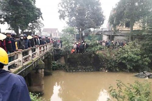 Xe ô tô lao xuống kênh trong đêm, đôi nam nữ tử vong