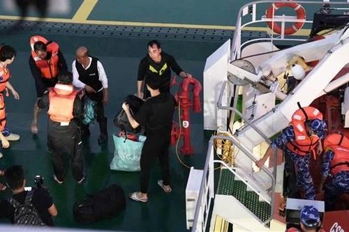 Cảnh sát biển phối hợp cứu thành công 5 thuyền viên người nước ngoài gặp nạn trên biển