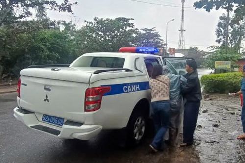 CSGT dùng xe chuyên dụng kịp đưa người đàn ông bị đột quỵ đến bệnh viện