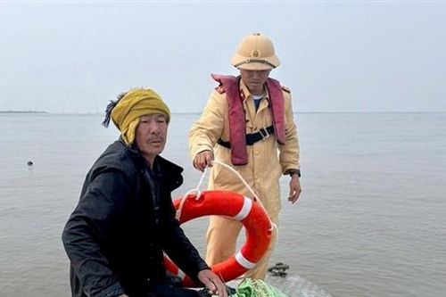 Thủy đoàn 1 kịp thời cứu ngư dân trên tàu cá bị chìm