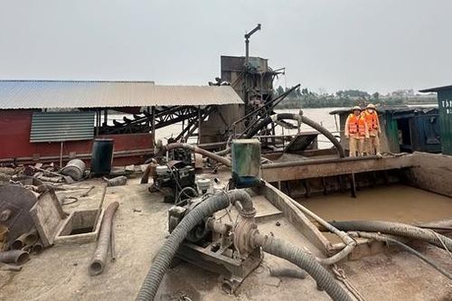 Bắt giữ 12 tàu lợi dụng được cấp phép để khai thác cát ngoài khu vực mỏ