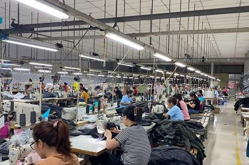 Một doanh nghiệp may mặc tại Hà Nội giảm góp vốn vào công ty con để dành tiền thưởng Tết cho nhân viên
