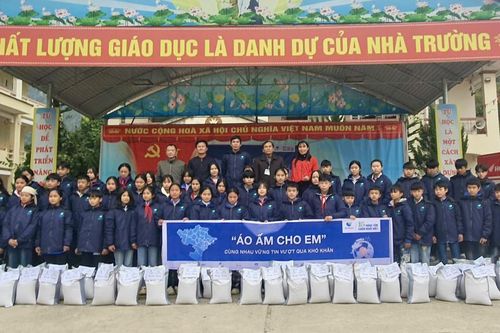 140 suất quà được trao tặng trong chương trình 'Áo ấm cho em' tại Trường THCS Thông Huề