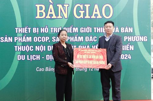 Bàn giao thiết bị hỗ trợ điểm giới thiệu và bán sản phẩm OCOP, đặc sản địa phương