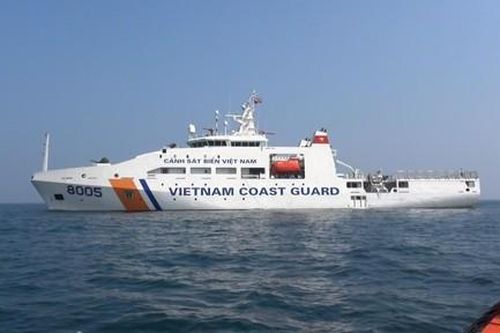 Tàu Cảnh sát biển cùng tàu cá cứu 5 thuyền viên nước ngoài bị chìm tàu