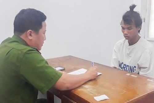 Thanh niên 'bỗng dưng' đốt cháy rụi xe ô tô của người khác