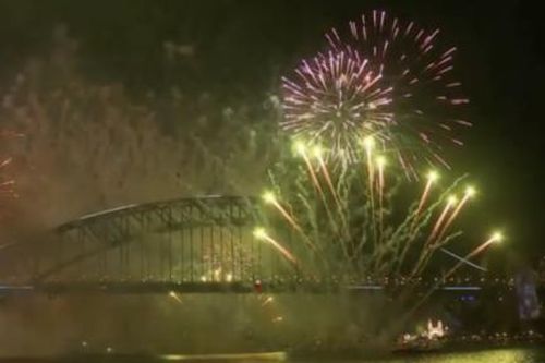 Mãn nhãn với màn bắn pháo hoa rực rỡ chào đón năm 2025 ở Sydney