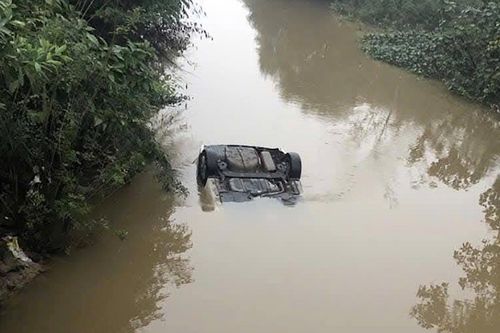 Ô tô con lao xuống sông ở Hà Tĩnh, hai người chết