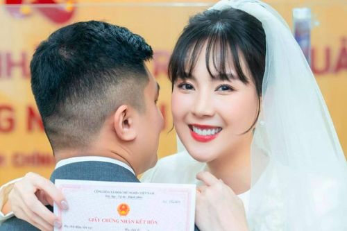 MC Mai Ngọc khoe ảnh đăng ký kết hôn, công khai diện mạo chồng mới