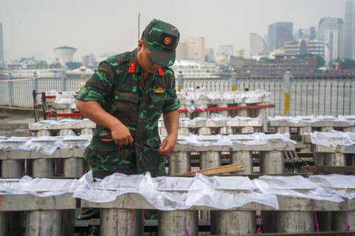 Trận địa pháo hoa ở TP.HCM trước giờ đón năm mới 2025