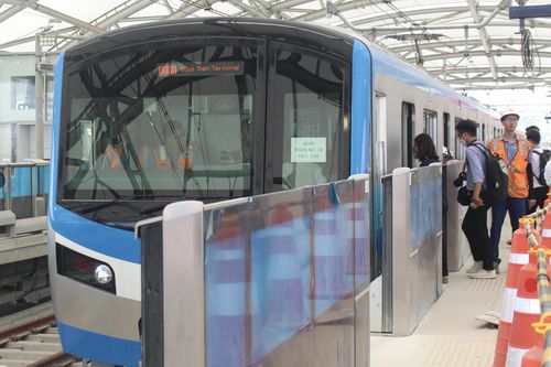 Metro số 1 tăng chuyến, chạy xuyên đêm chở khách đón Tết Dương lịch 2025