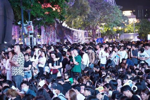 Biển người ùn ùn đổ về trung tâm TP.HCM chờ xem pháo hoa đón năm mới