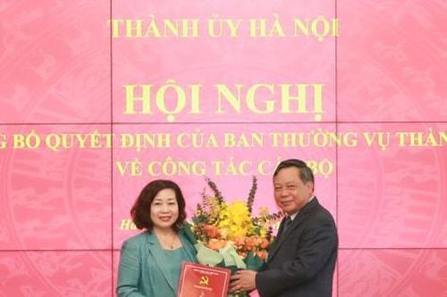 Trao quyết định nghỉ hưu đối với đồng chí Lê Thị Thiên Hương