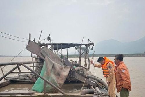 Bắt nhiều phương tiện ngang nhiên khai thác cát trái phép tại Bắc Giang