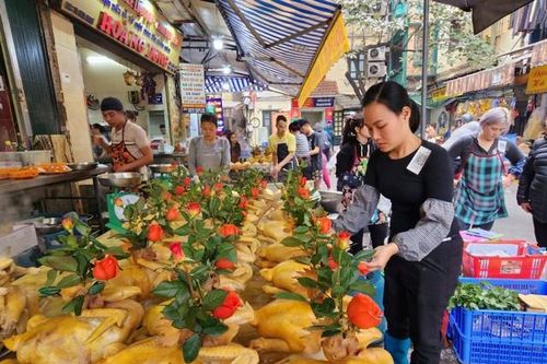 Ngoài bán ở sạp hàng, mâm cỗ gia tiên được rao bán 'online', người tiêu dùng chỉ cần kích chuột, đặt mua tại nhà