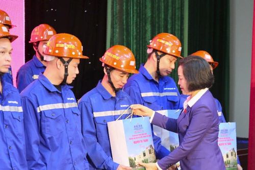 Phó Chủ tịch Quốc hội Nguyễn Thị Thanh thăm, tặng quà công nhân ngành than
