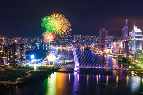 Ngắm pháo hoa đón năm mới 2025 cùng những biểu tượng của TP.HCM