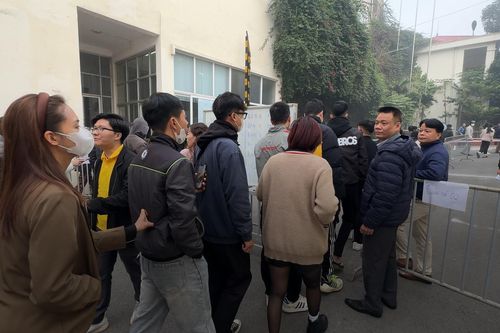 Hàng nghìn người xếp hàng nhận vé chung kết, phe vé vẫn hoành hành