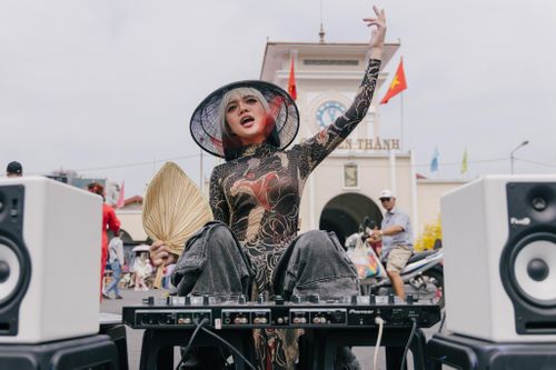 Cô gái TP.HCM diện áo dài, chơi DJ trước cổng chợ Bến Thành