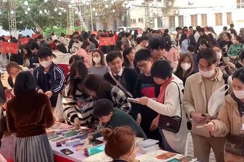 Độc giả chen chân tại hội sách Dọn kho đón Tết