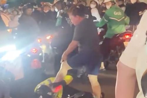 Đôi nam nữ hành hung dã man tài xế xe ôm công nghệ ở TP.HCM
