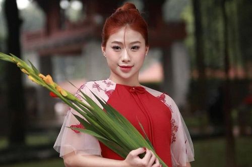Louis Phạm ăn 12 trái nho dưới gầm bàn đón năm mới