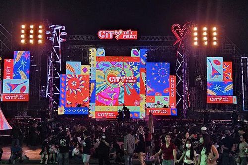 Người dân Thành phố Hồ Chí Minh đổ ra đường thưởng thức các chương trình Countdown
