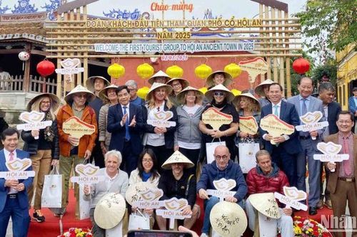 18 du khách đến từ Italia 'xông đất' Đô thị cổ Hội An